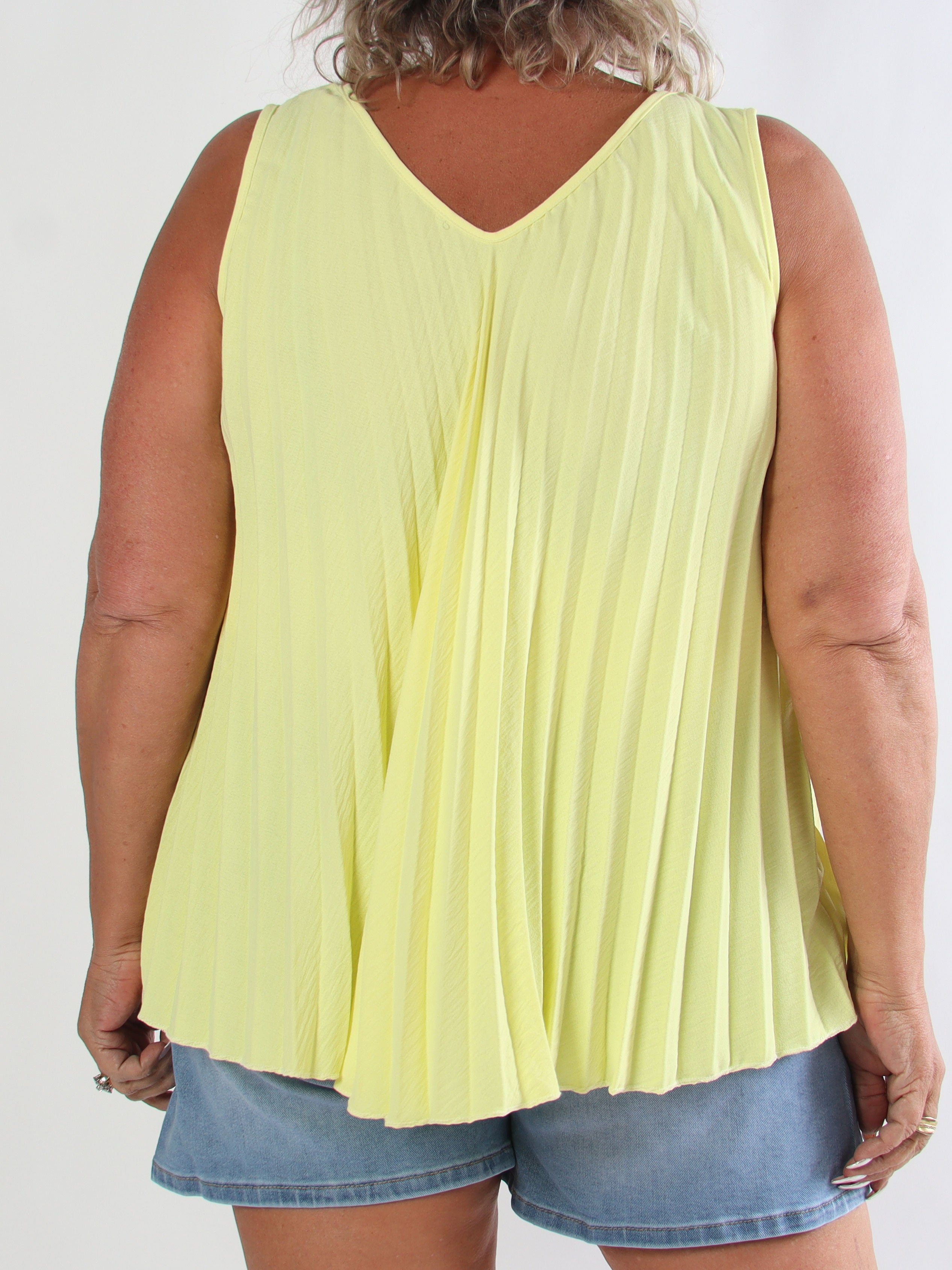 Linda Top - Fin plisseret plus size top i viskoseblanding med V-udskæring